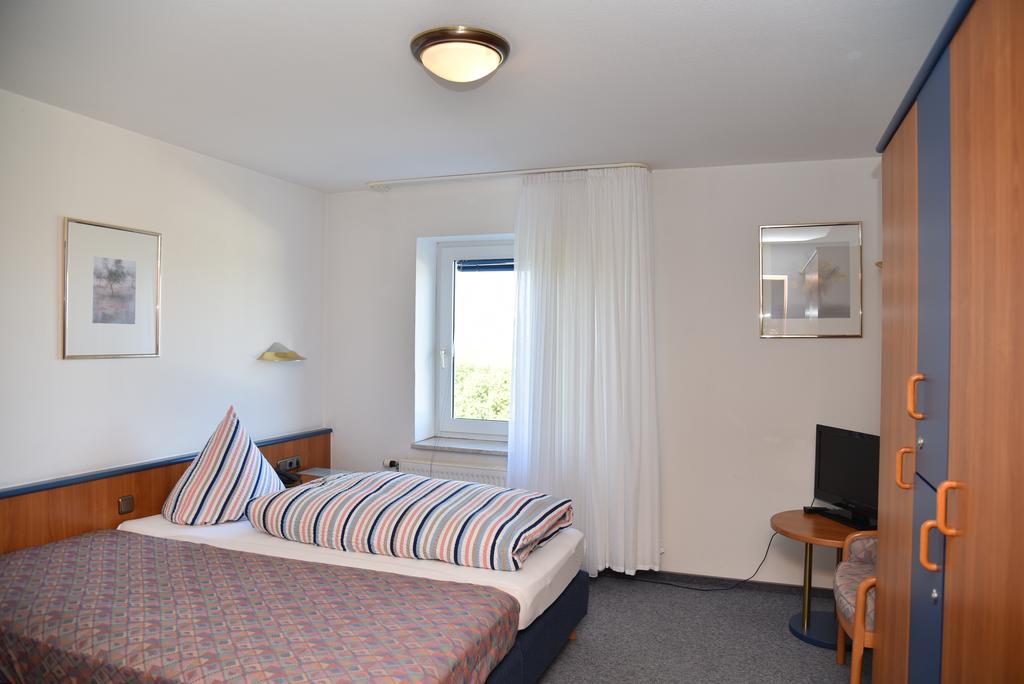 Hotel An Der Alten Porzelline ノイウハウス・アム・レンヴェーク 部屋 写真